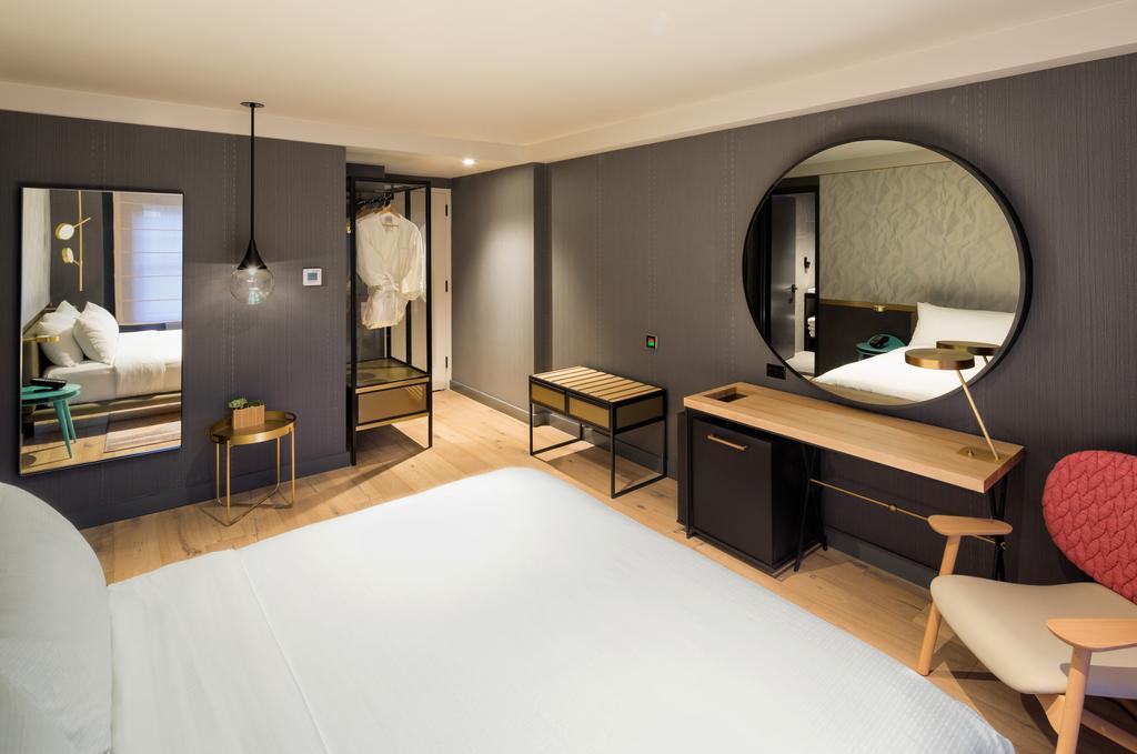 Deluxe King Room with Roll In Shower - Accessible