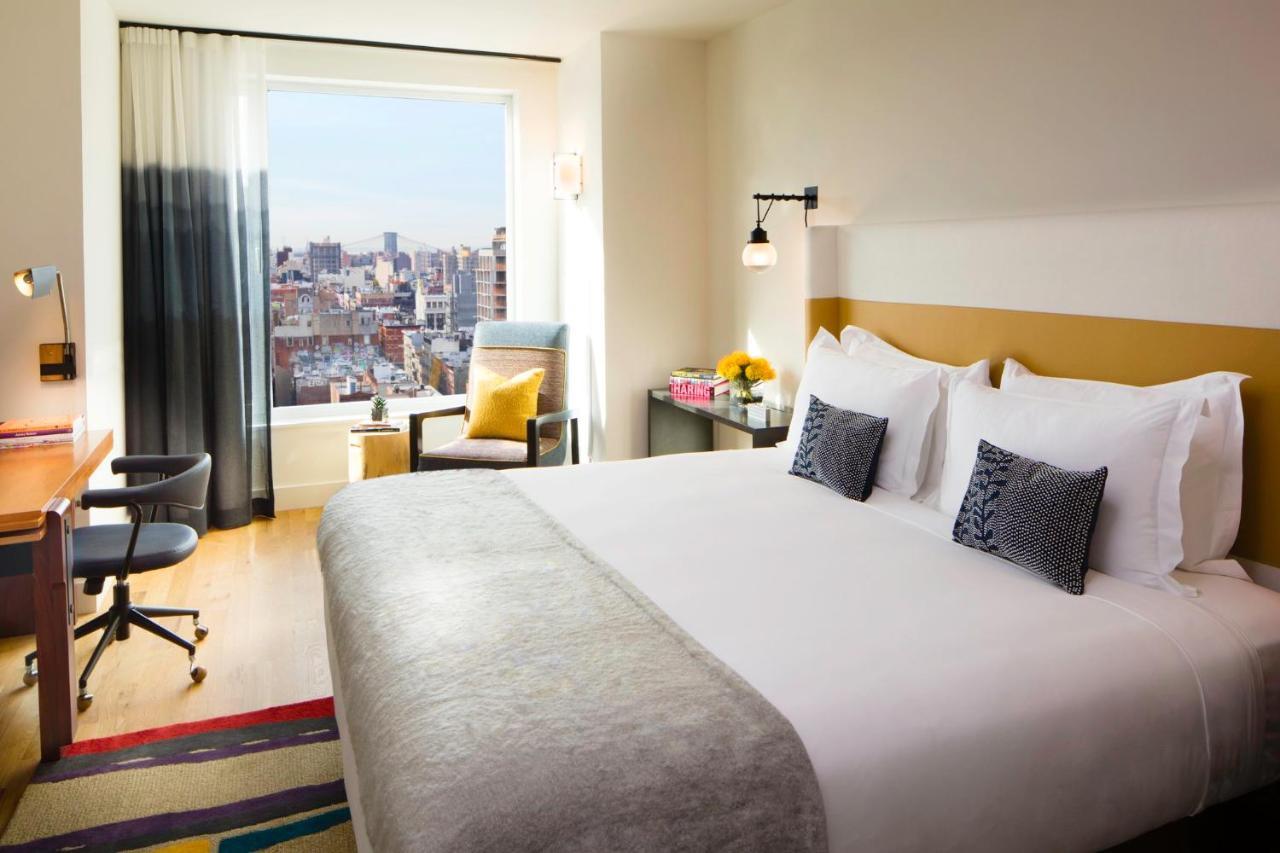 Deluxe Kamer met Kingsize Bed en Rolstoeltoegankelijke Douche voor Gasten met een Lichamelijke Beperking