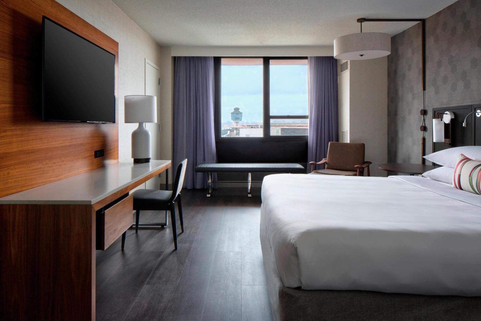 Guest Room King Bed Airport View,1499191024:JPEG