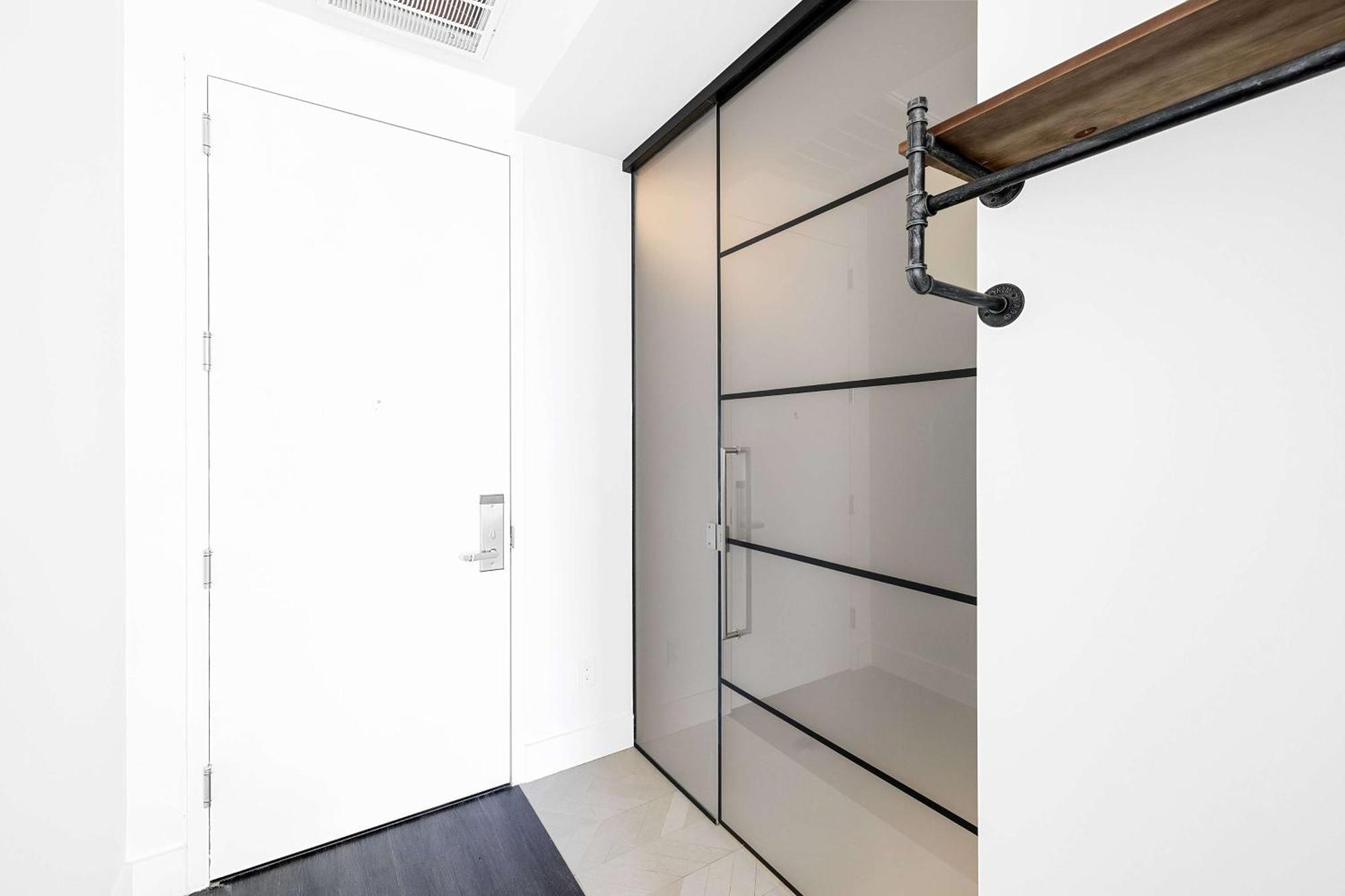 Værelse med queensize-seng og balkon