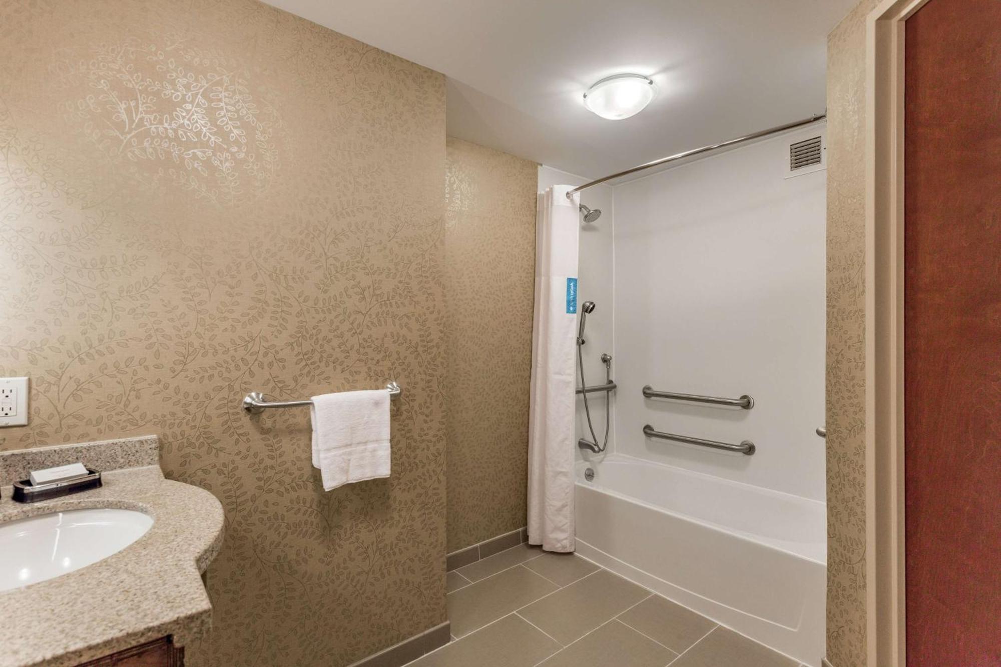 Chambre Lit King-Size - Accessible aux Personnes à Mobilité Réduite - Non-Fumeurs