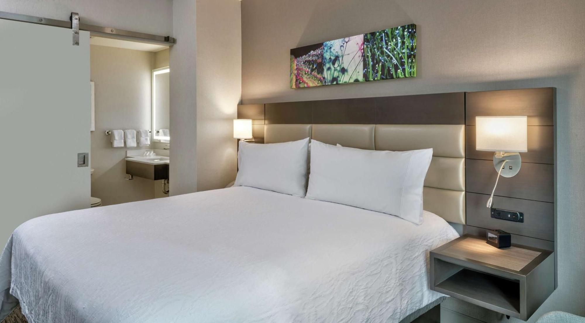 King Room with Roll-In Shower - Mobility Access,1552125646:JPEG