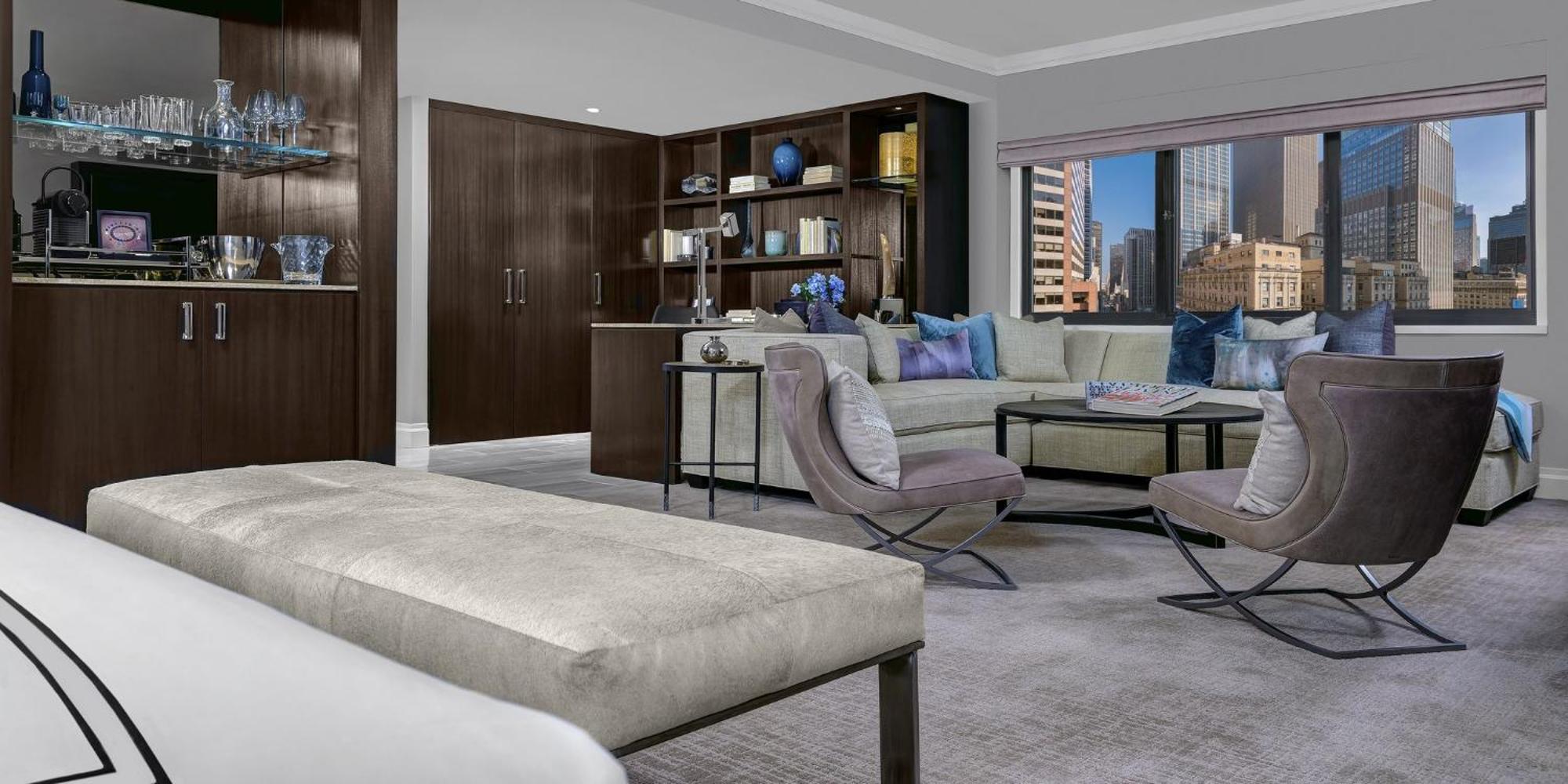 Suite mit Kingsize-Bett und Wohnbereich - Etage Manhattan