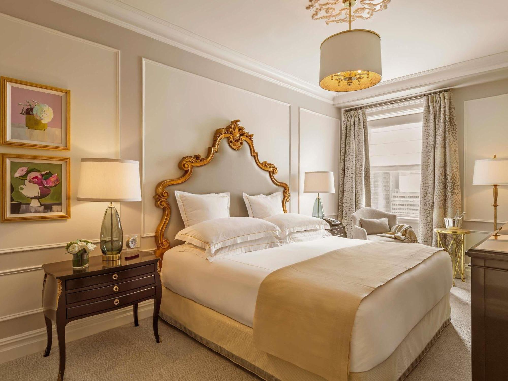 Pulitzer King Suite with Roll-In Shower and Butler - Mobility Accessible