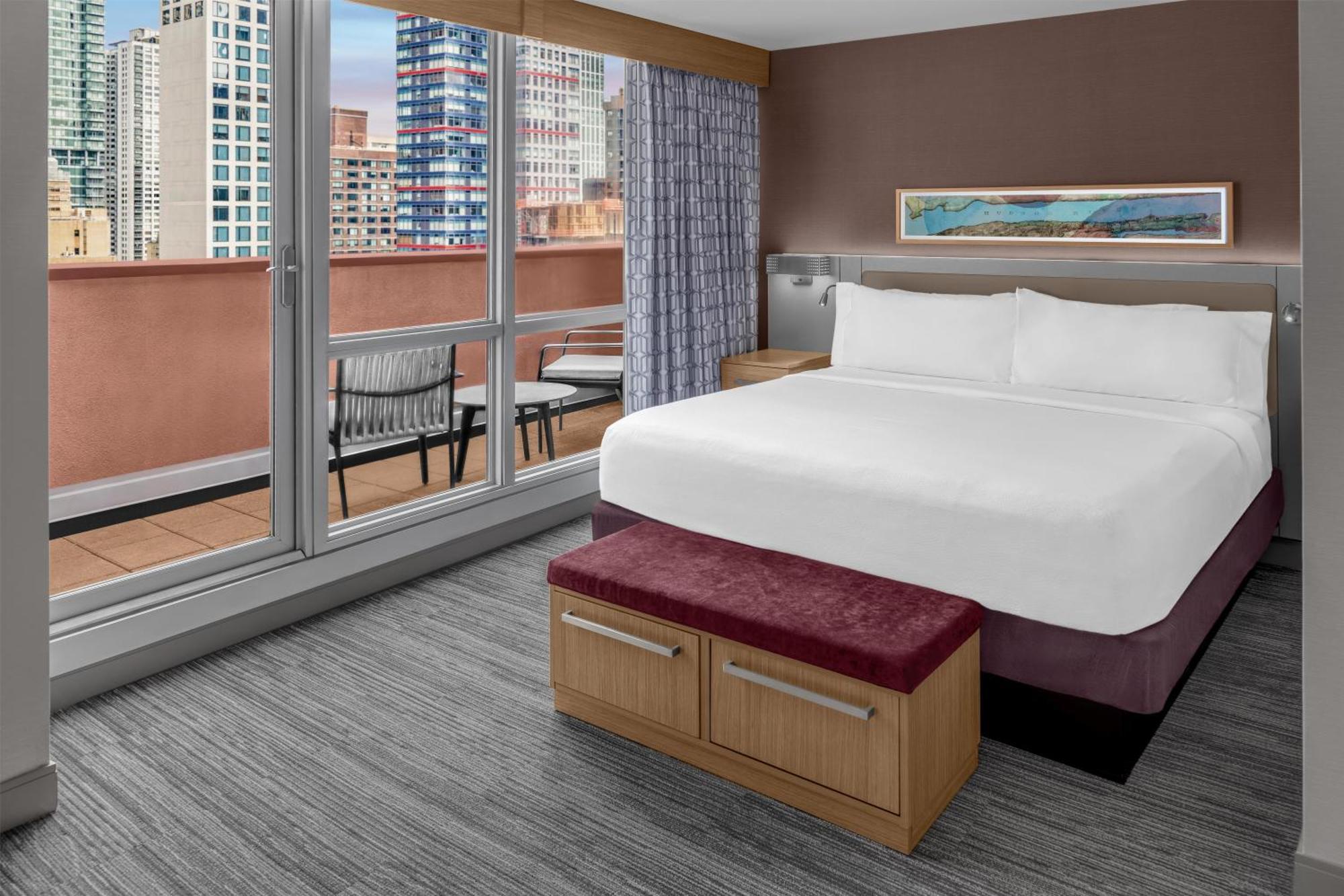 Zimmer mit Kingsize-Bett, Stadtblick und Terrasse