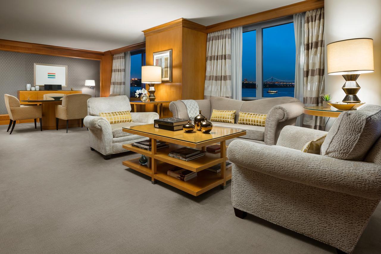 Premier One-Bedroom King Suite Statue View