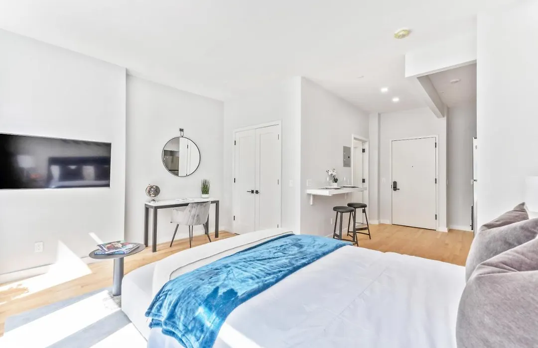 Maison Bella - Modern Studio W Charming Juliet Balcony-1