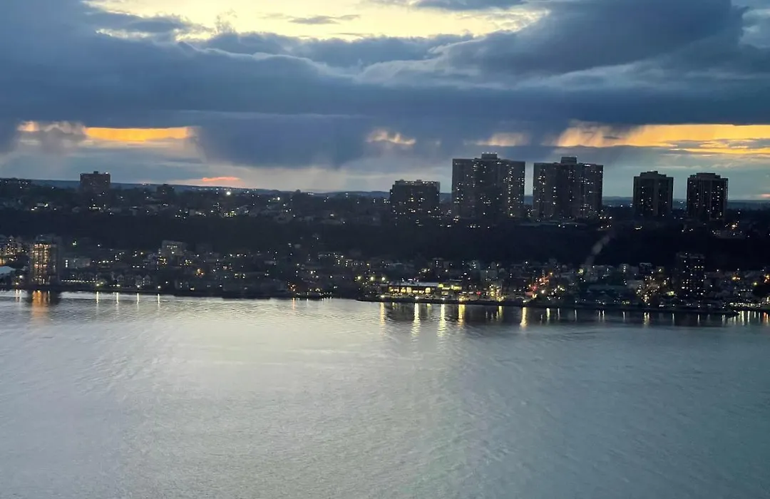A Breathtaking Studio Overlooking The Hudson River And The City Skylines-1