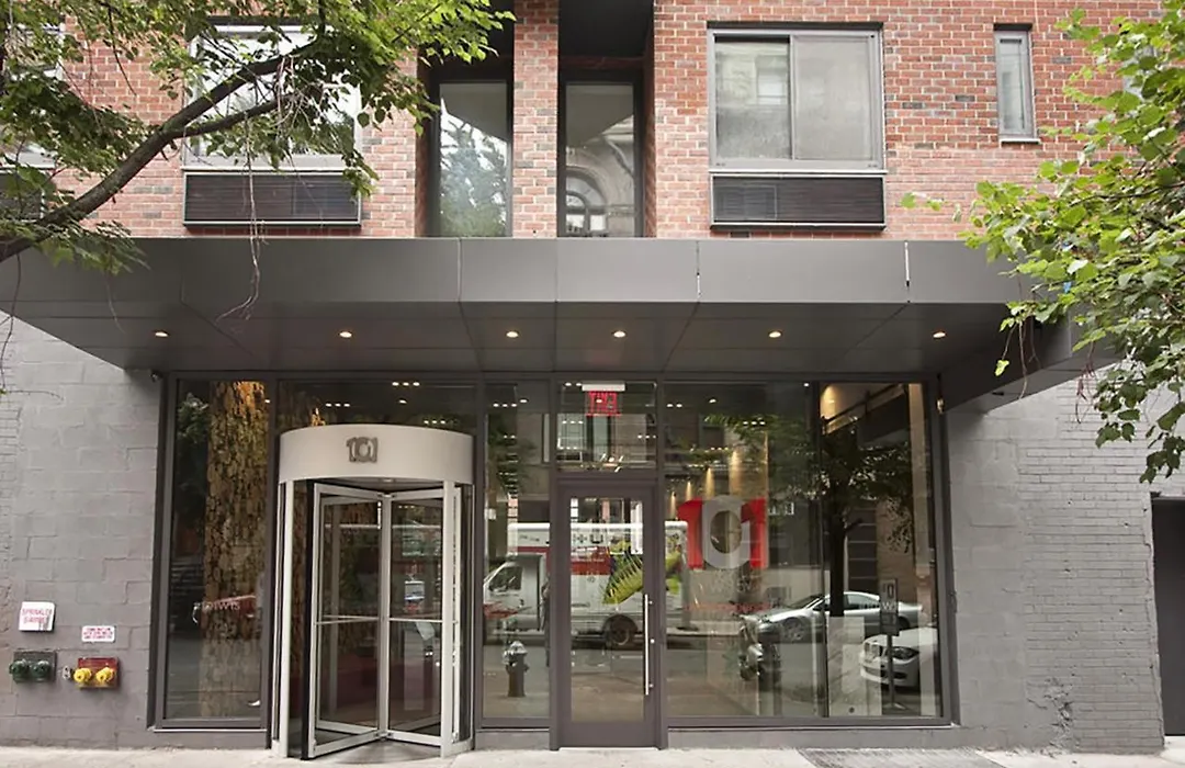 Central Chelsea Studio W Balcony Doorman Nyc-34-1