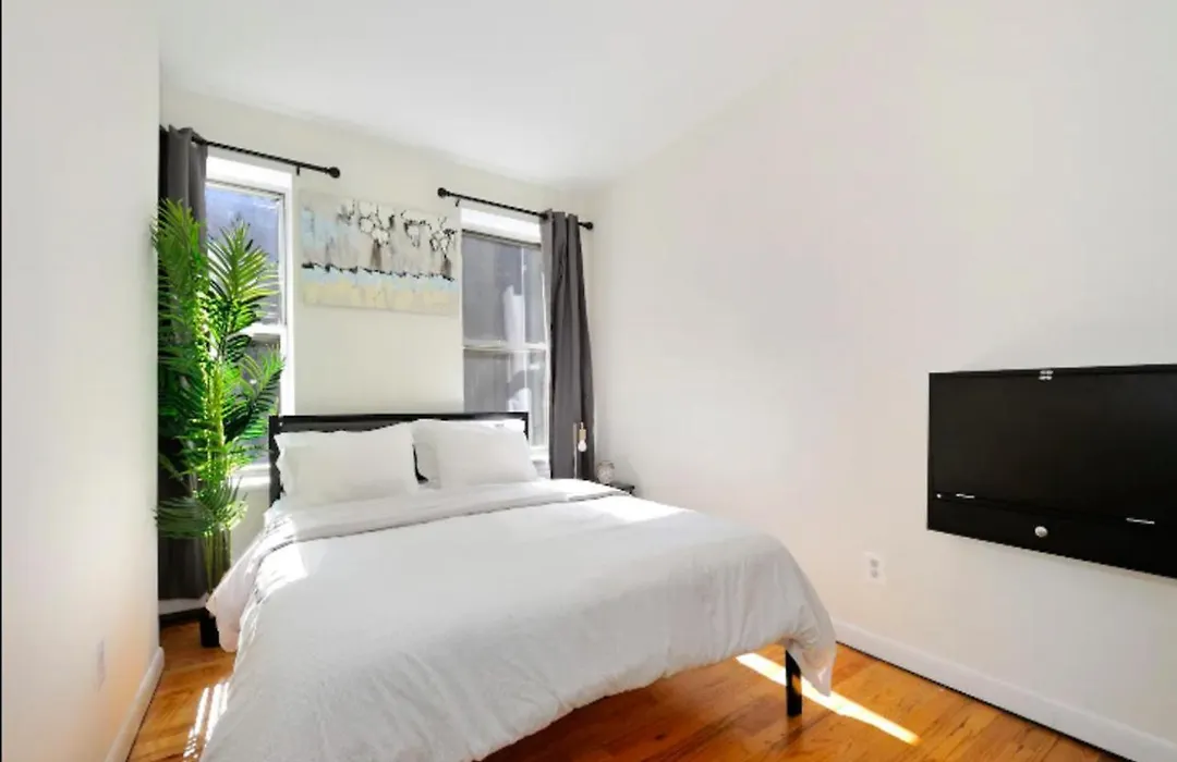 Three Bd Apartment Near Times Square-1