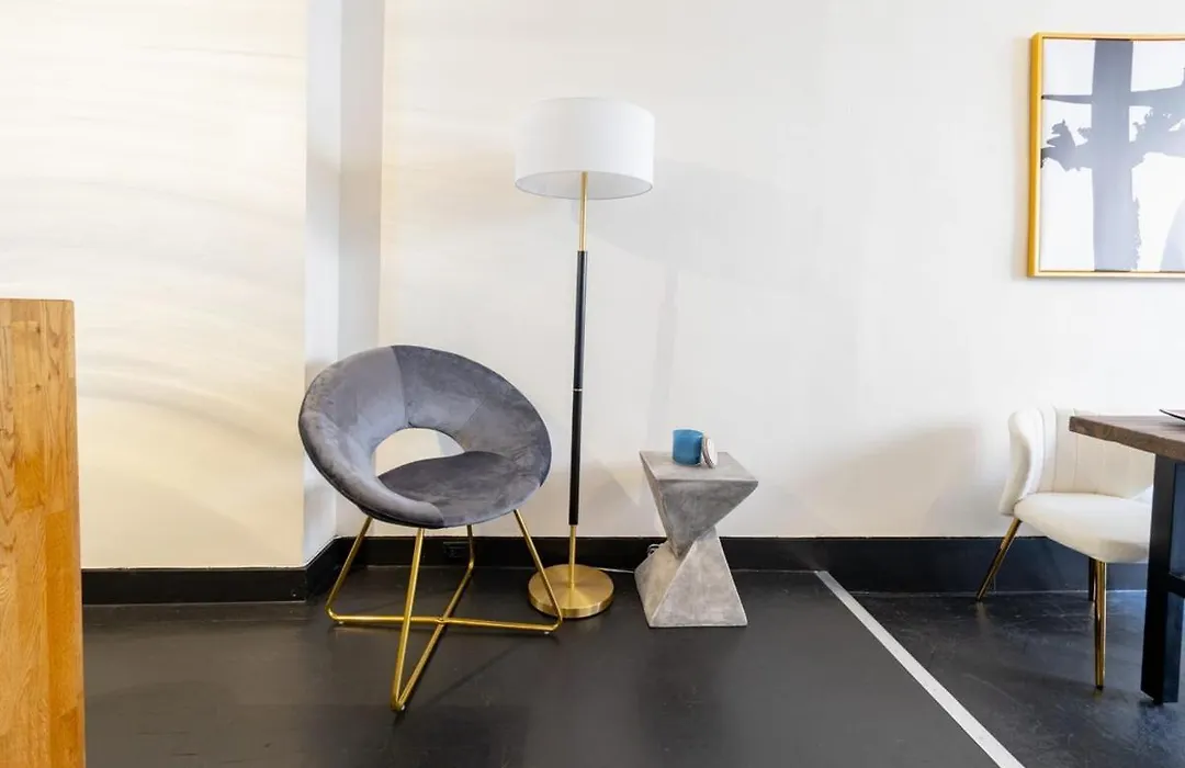 E10-1 Designer East Village Townhouse 1Br-1