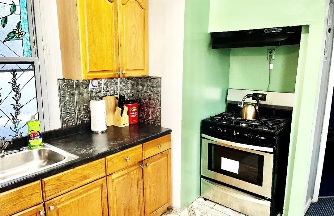 3 Bedrooms 1 Bath Apt, 10 Min To Manhattan!-1
