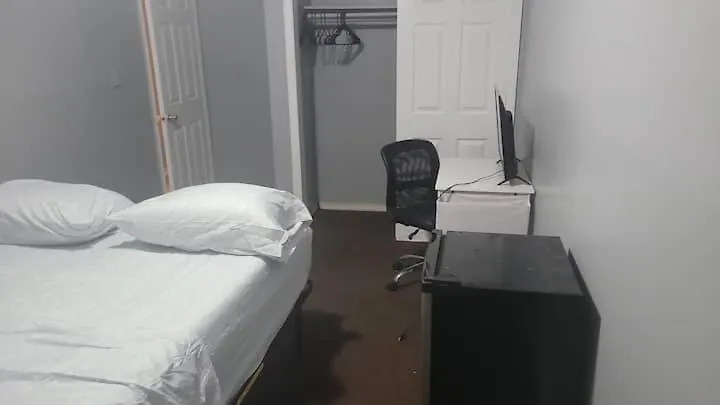 Room In A Beach House With Queen Bed In A Landlord Hosted Three Bedroom Apartment-1