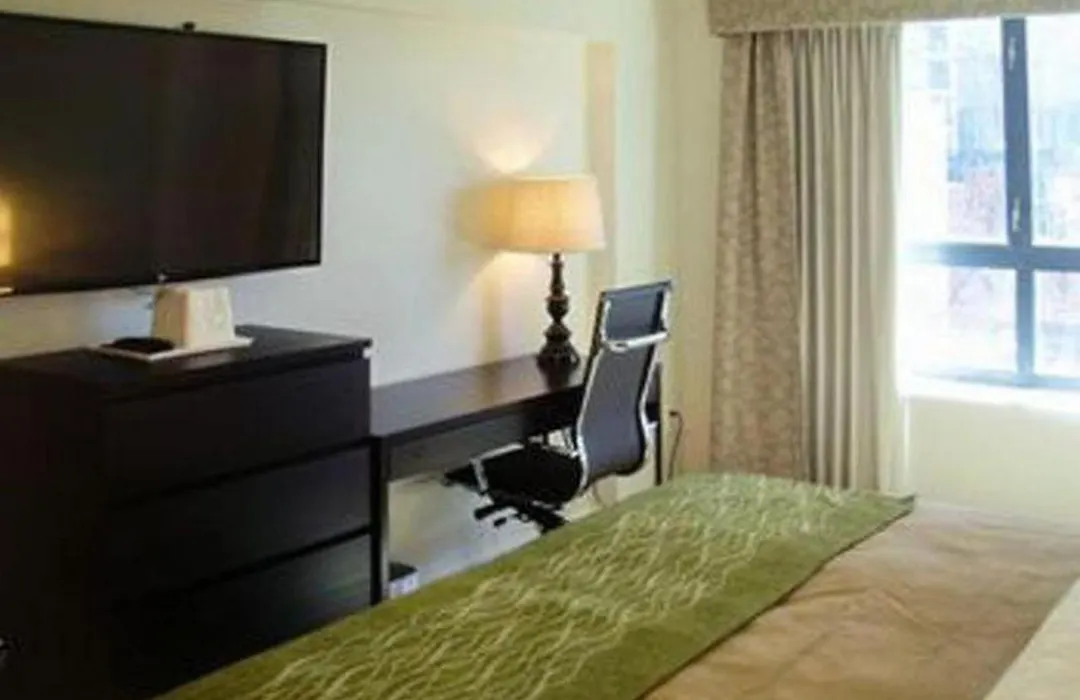 Comfort Inn & Suites - Kew Gardens Near La Guardia Airport-1