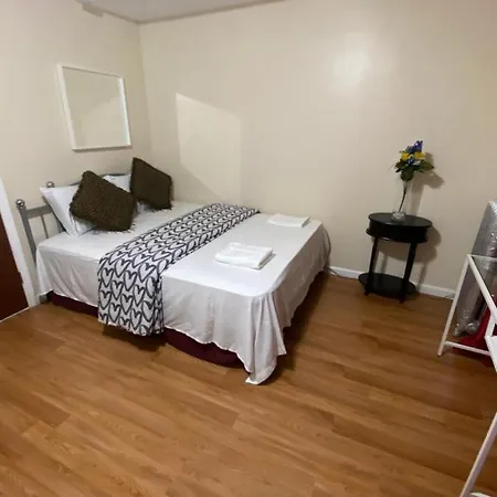 A Great Room In Queens-2