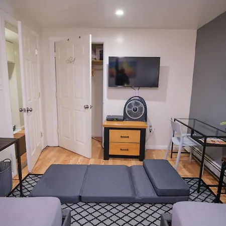 Elegant 2 Bedroom Suite W Modern Amenities-3