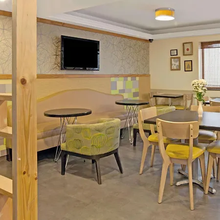 Ramada By Wyndham Staten Island-3