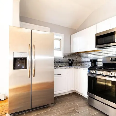 Stylish Private Room Suite 1 With Private Bathroom In Duplex Apartment In Brooklyn, Ny-3