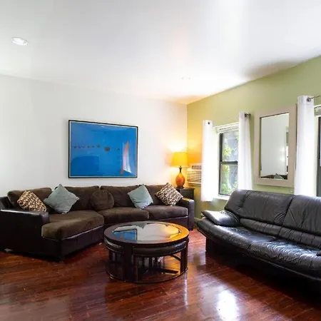Spacious Two Bedroom Apartment In Midtown East-3