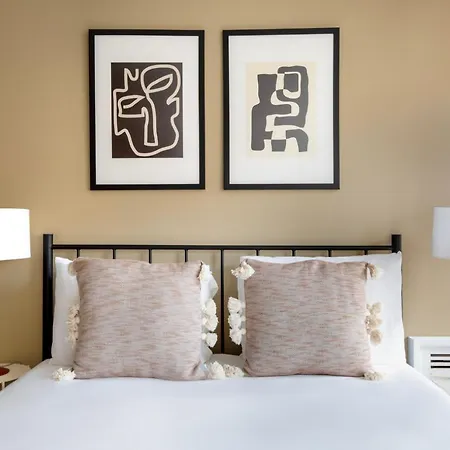 Central Chelsea Studio W Balcony Doorman Nyc-34-2