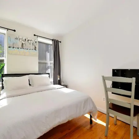 Three Bd Apartment Near Times Square-3