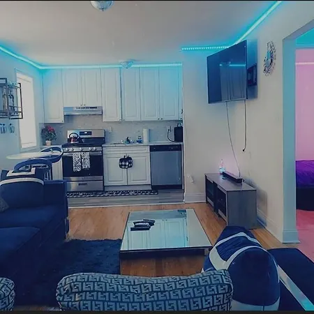 Townhouse Apartment In Oakland Gardens-3