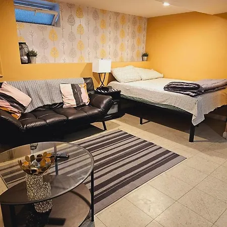 Entire Bubbly Queens Apartment 5 Mins From Laguardia 1 Min From Train-3