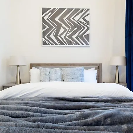 E10-1 Designer East Village Townhouse 1Br-3