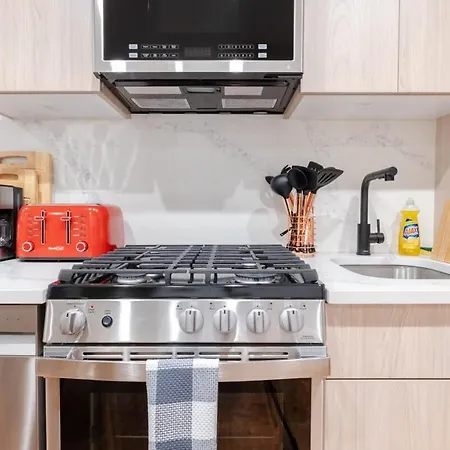323-1 Specious 2Br Williamsburg-2