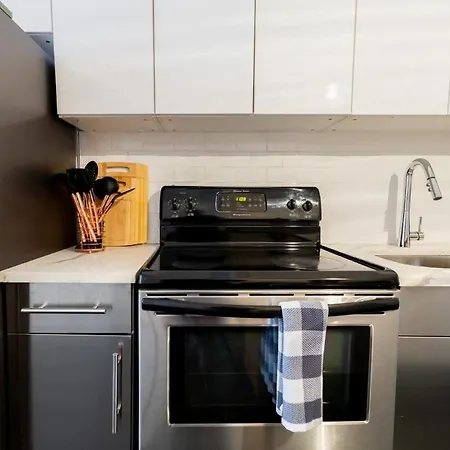 E10-1 Designer East Village Townhouse 1Br-2
