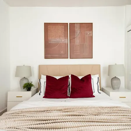 61-2C Prime Ues 2Br Newly Furnished Best Value-3