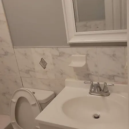 Room In A Beach House With Queen Bed In A Landlord Hosted Three Bedroom Apartment-3