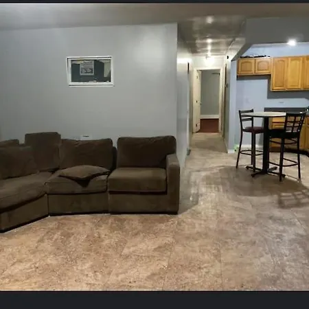 Room In A Beach House With Queen Bed In A Landlord Hosted Three Bedroom Apartment-2