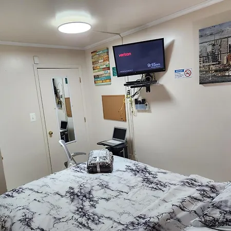 Booking.Com Exxlusive: Fully Furnished One Bedroom Entire Apartment With Full Size Bed. For One Person Or Couple, Soulmate Positive Friendship-2